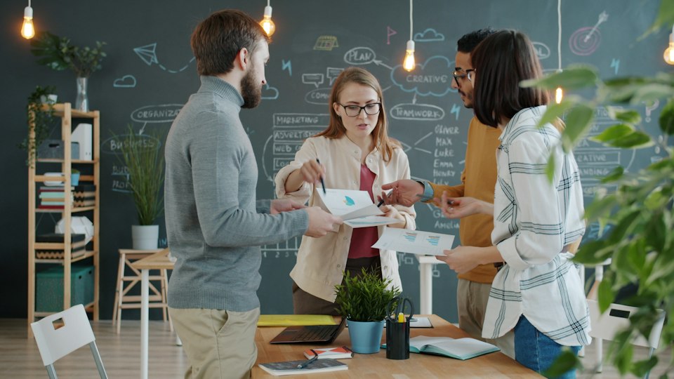 Equipe reunida discutindo documentos em ambiente de trabalho