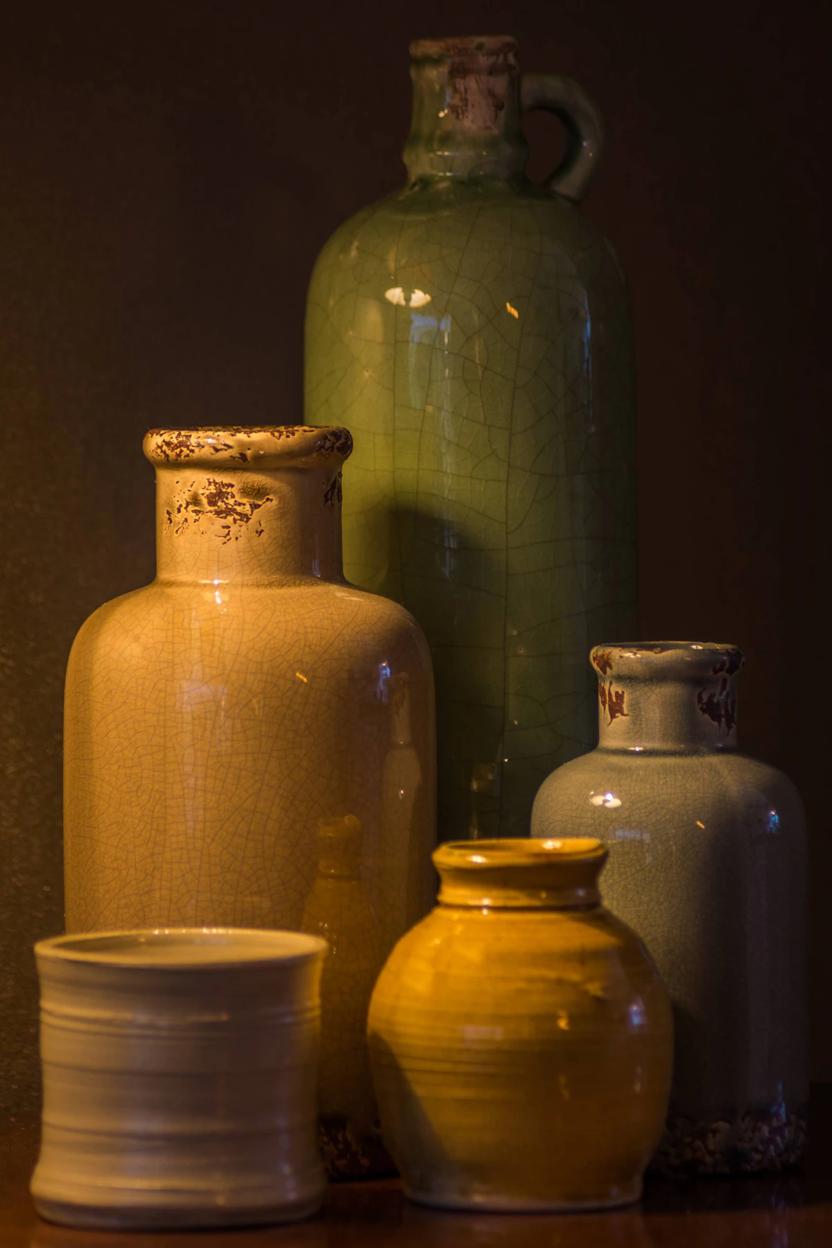 Vasos de cerâmica em uma prateleira