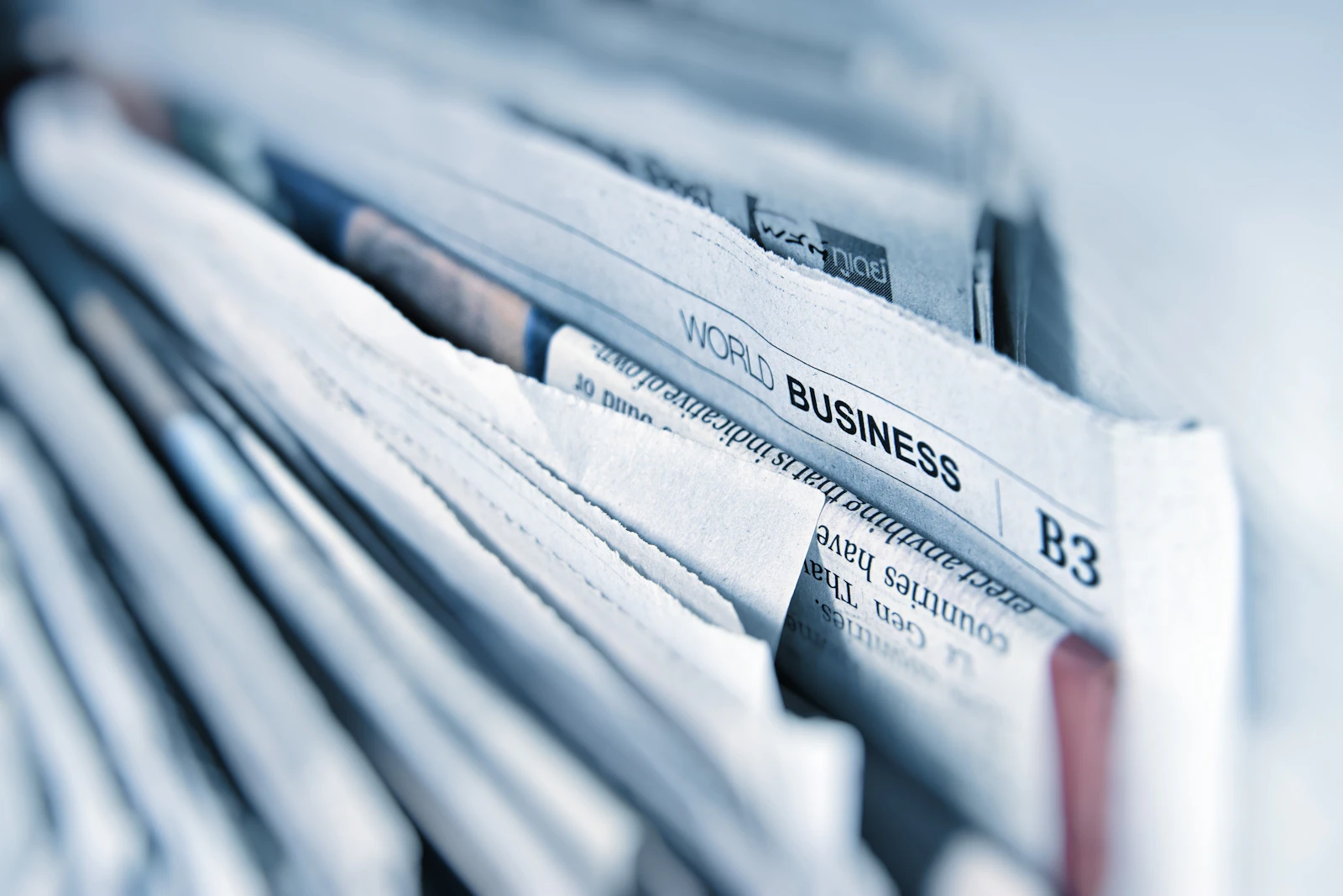 Jornal aberto sobre a mesa, matéria de negócios