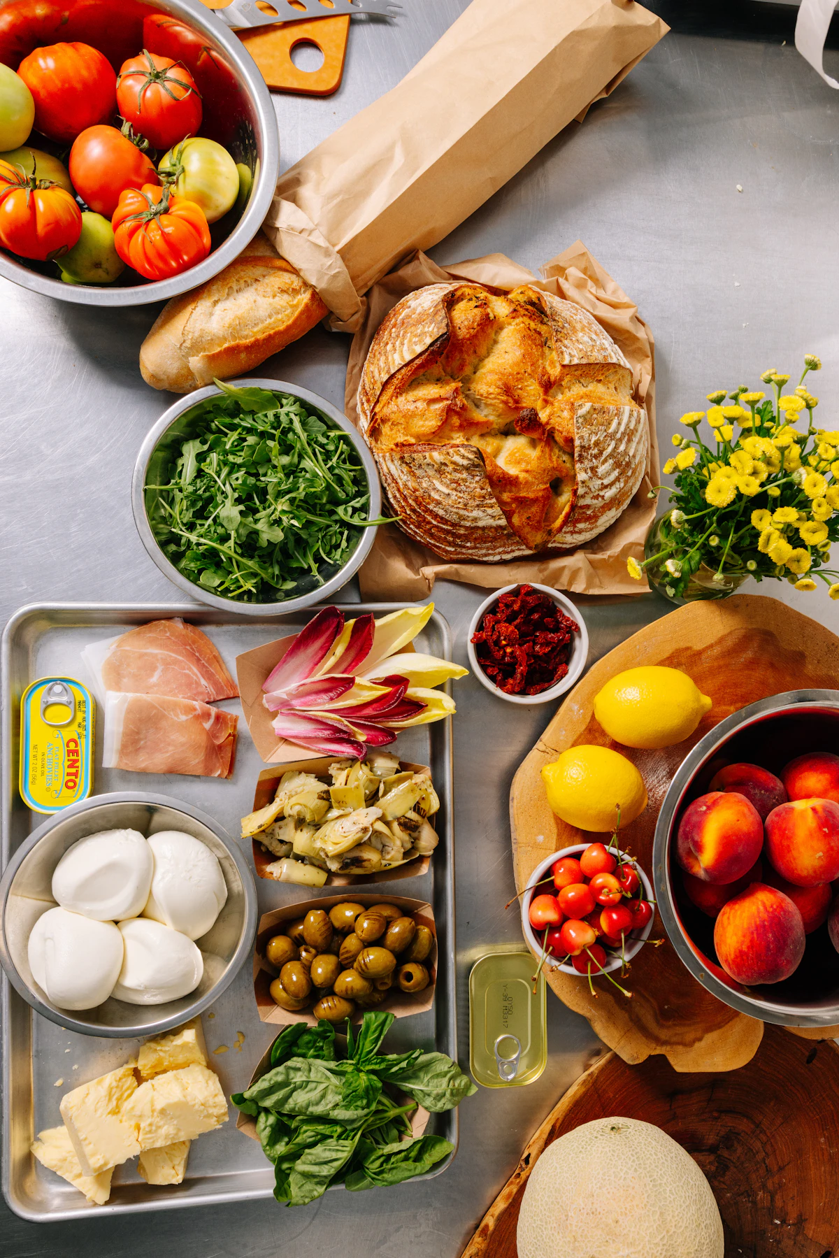 Ingredientes frescos dispostos sobre a mesa