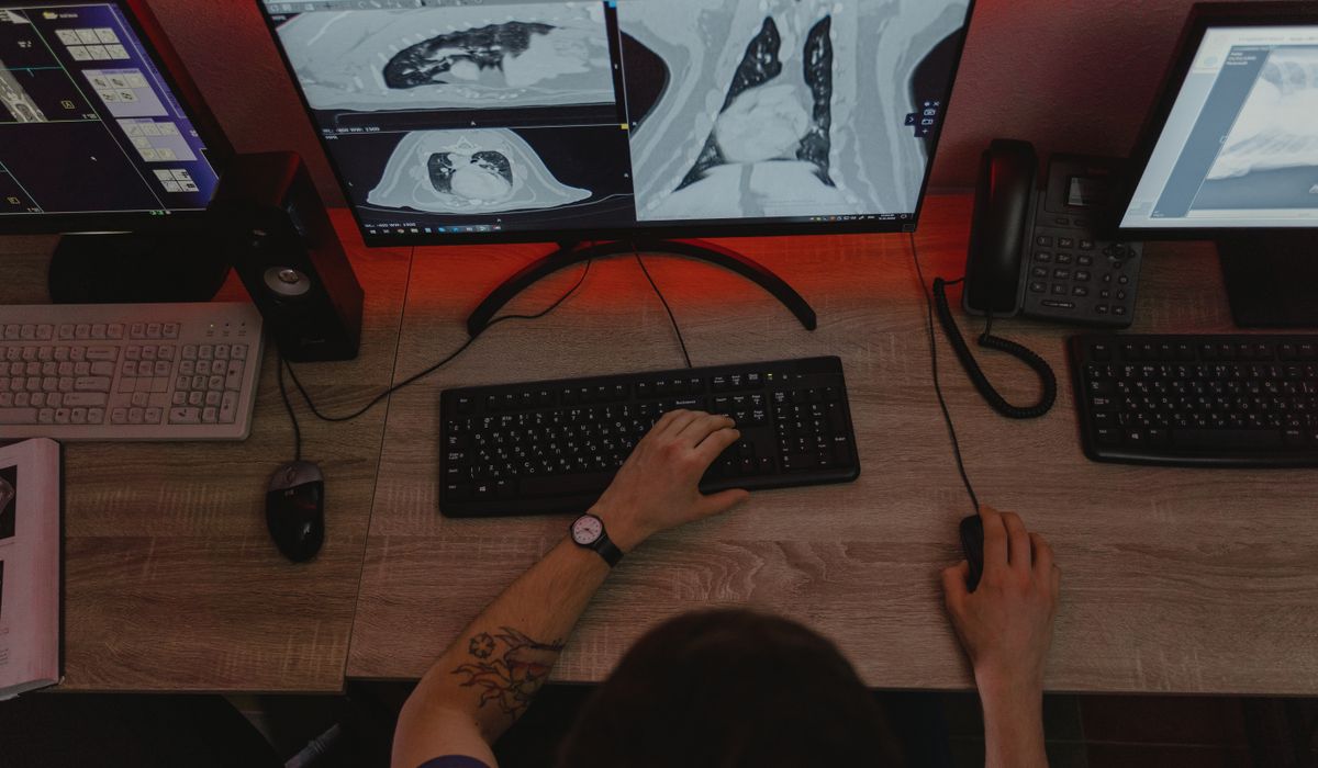 Profissional analisando exames de radiologia em monitores