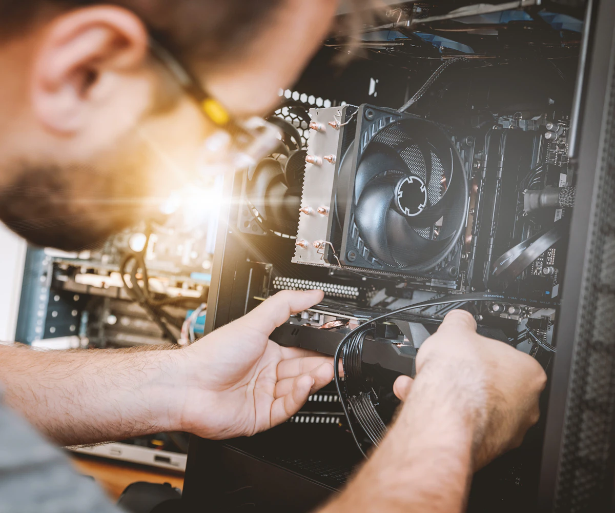 Técnico fazendo manutenção no interior de um computador