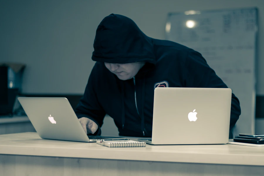 Pessoa de capuz invadindo um computador
